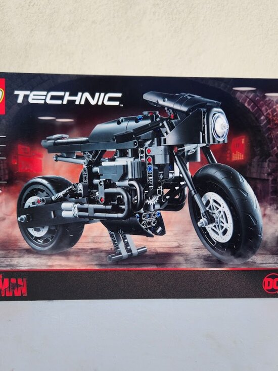 NEW LEGO Technic Batman BATCYCLE Set 42155 Motorcycle Collectible Toy Model Buil - Picture 1 of 7